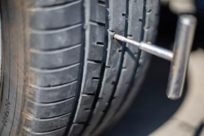 Comment utiliser un kit de réparation de pneu ?